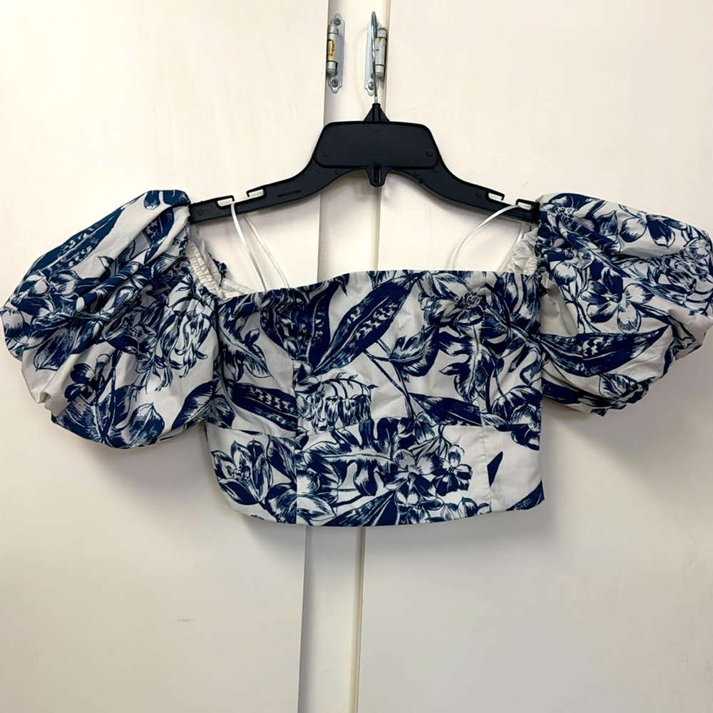 Off the shoulder super crop floral top.